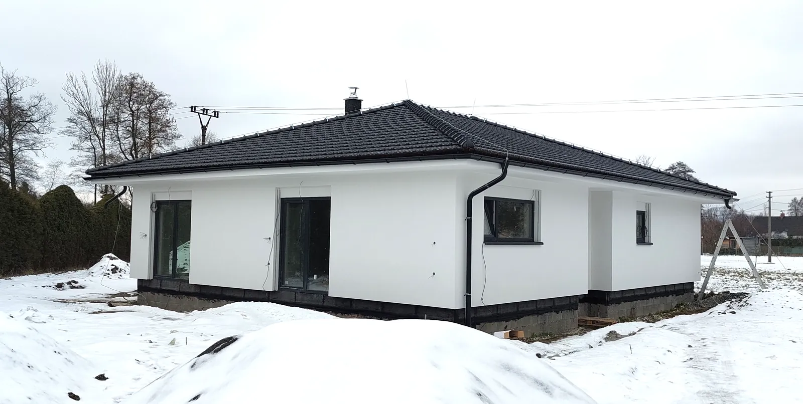 Bungalov se zimní střechou z tmavé krytiny, Palkovice