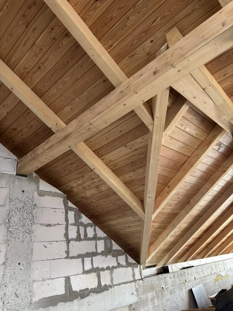 Dřevěný krov s palubkovým podbitím, pohled zespodu