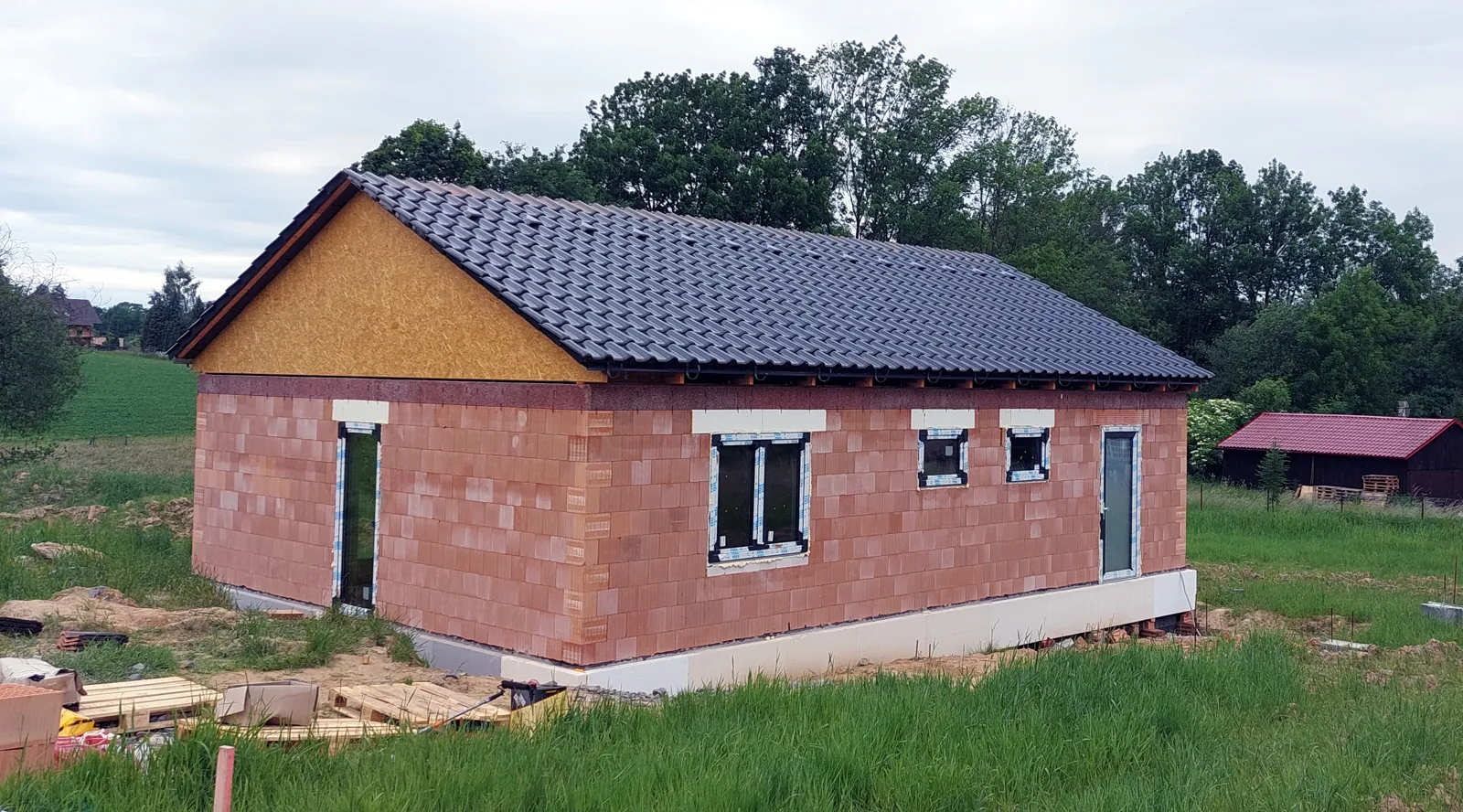 Novostavba s novou plechovou krytinou a štítem z OSB desek