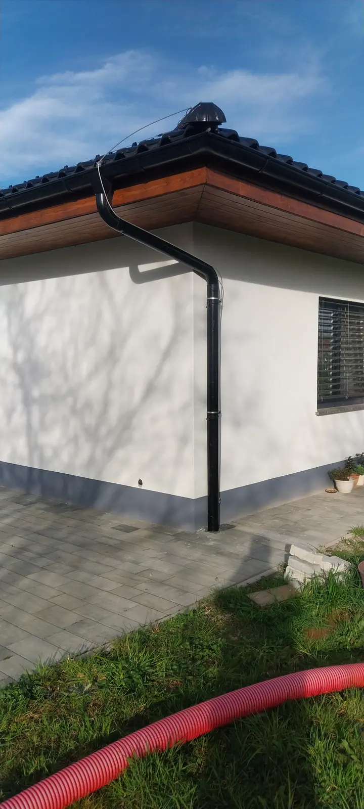 Hranatý okap a svod na rohu bungalovu