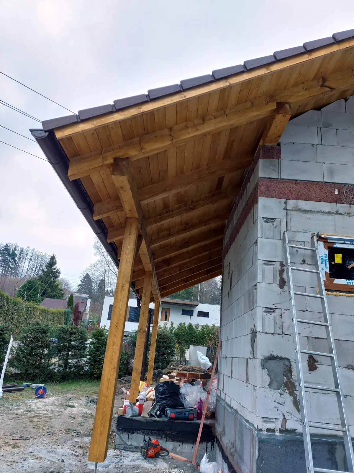 Přesah střechy s pohledovými krokvemi a dřevěným podbitím