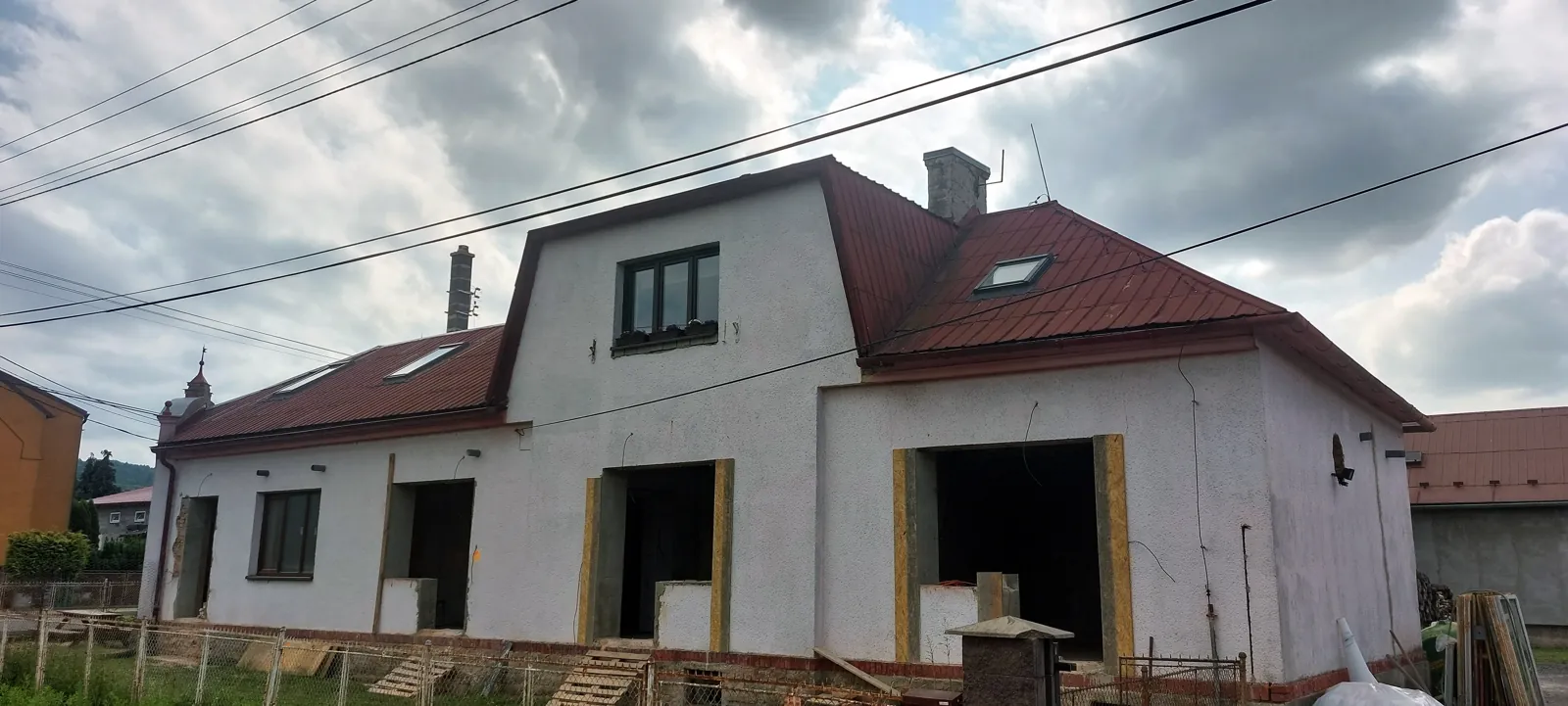 Dům před rekonstrukcí střechy, stará krytina