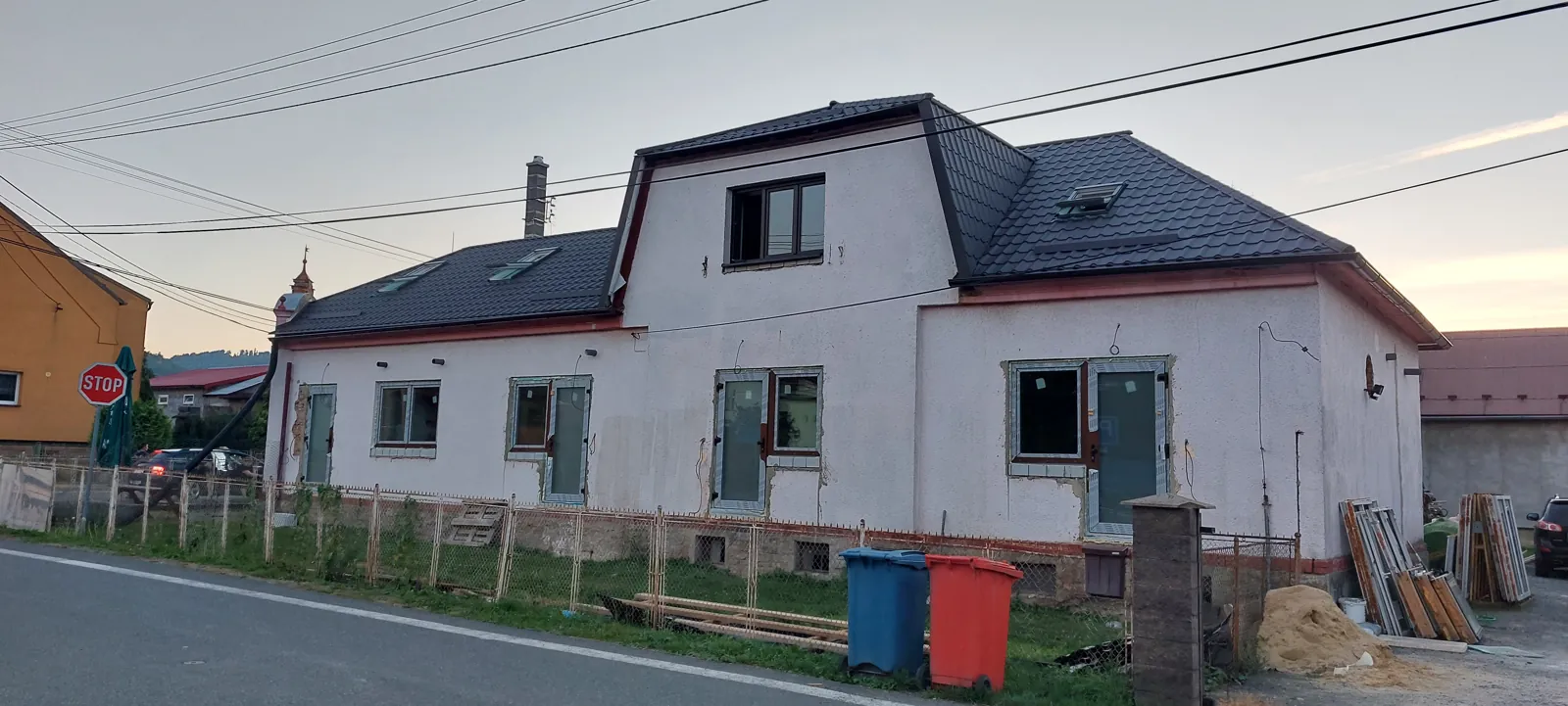 Rekonstrukce v průběhu, nová krytina a střešní okna