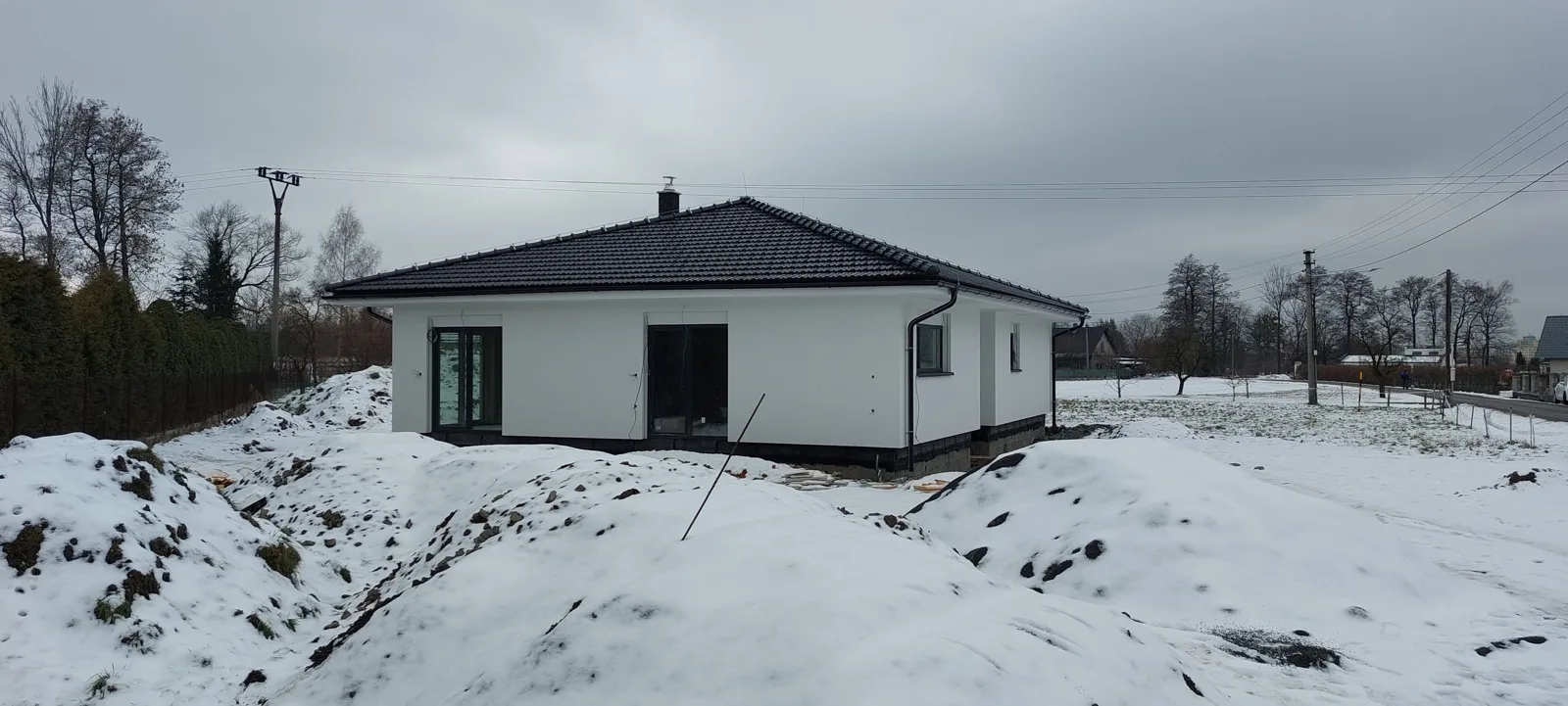 Dům s novou střechou v zimě pod sněhem