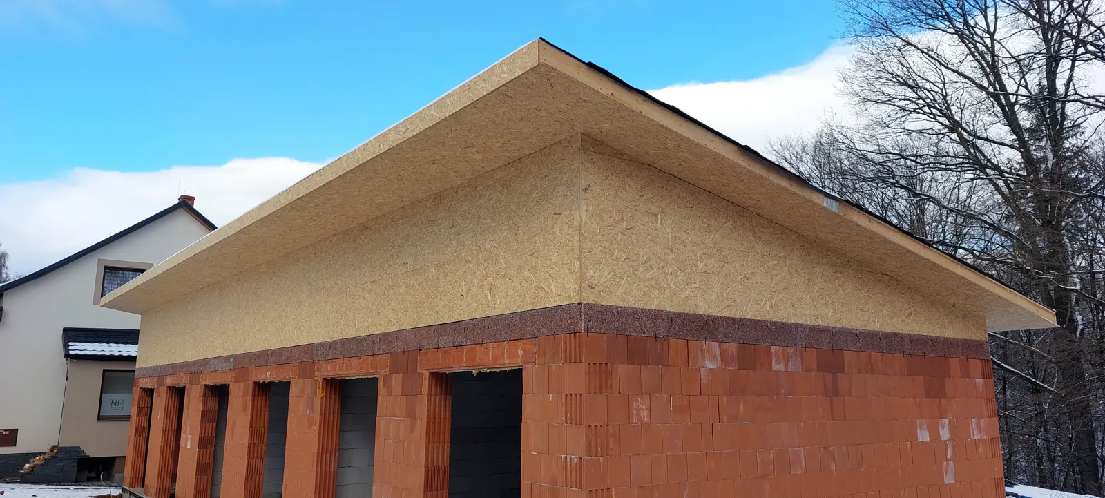 Novostavba s hotovým krovem a štítem z OSB desek