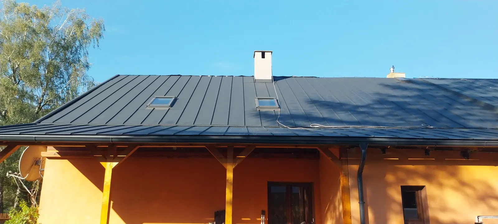 Rodinný dům s novou tmavou valbovou střechou